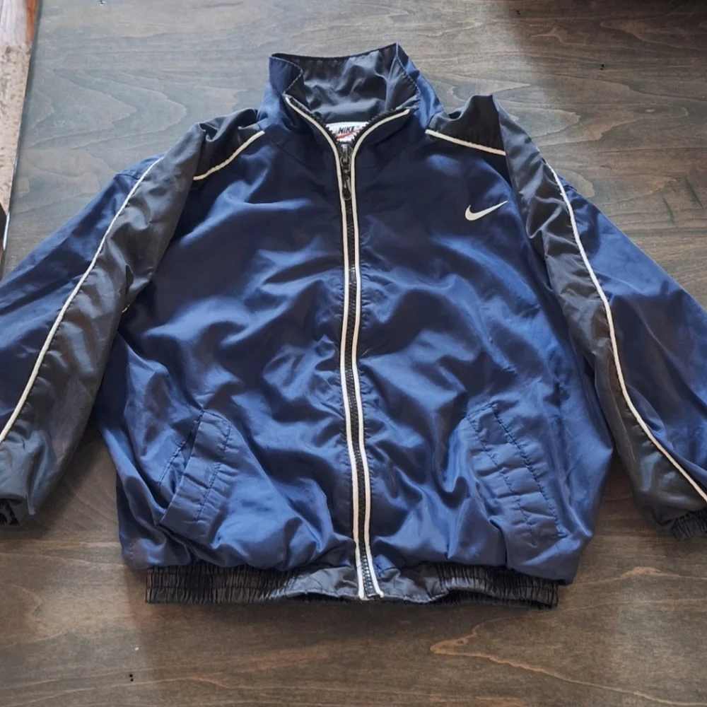 BUNDLE BOYS SIZE 5 NIKE SHIRTS AND COATS - Picture 3 of 5